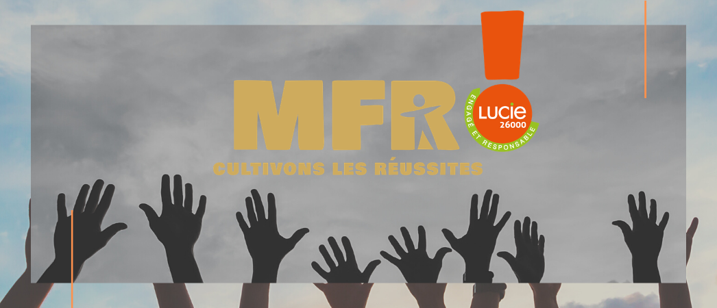 Mains en l'air sur fond de ciel avec le logo des MFR et du Label LUCIE 26000